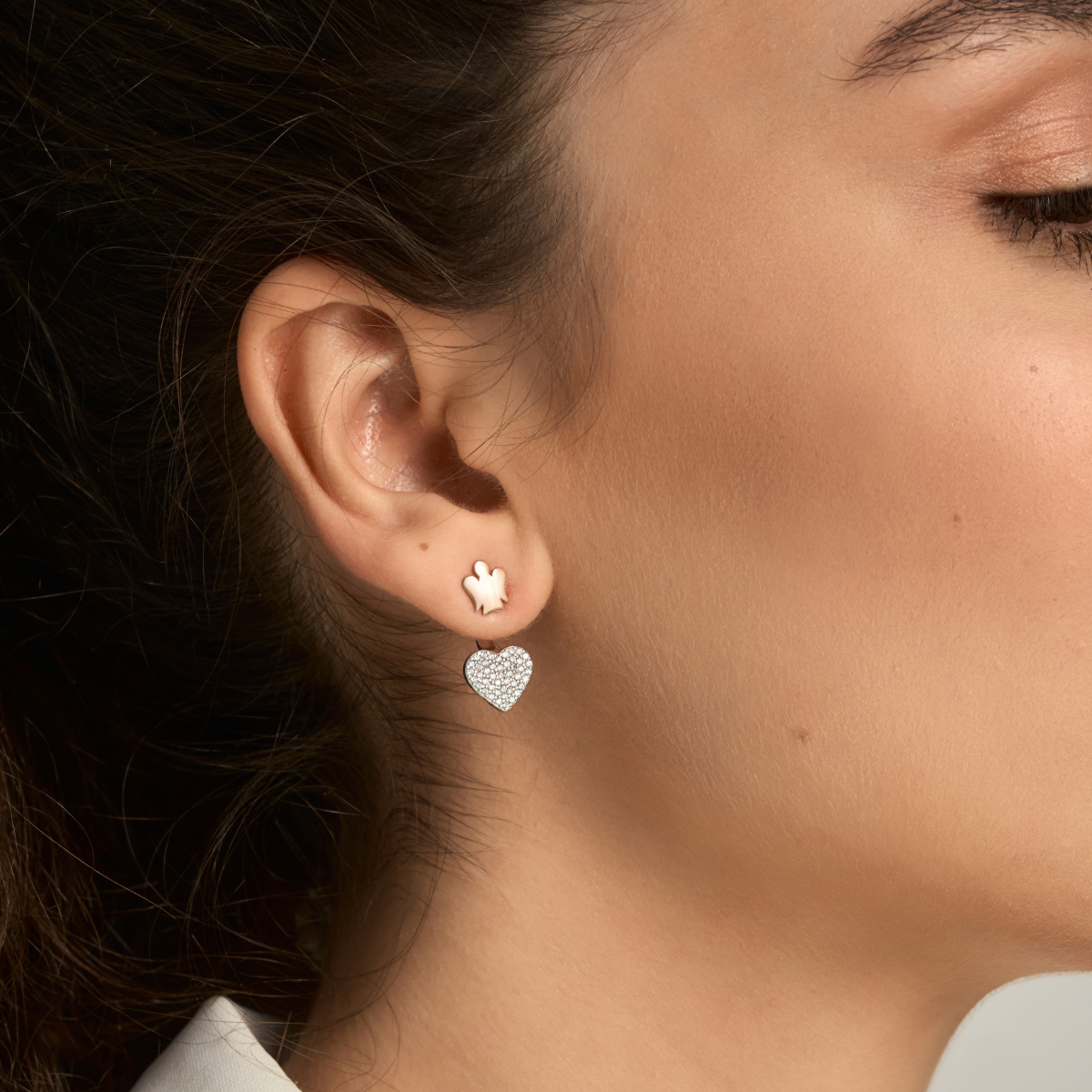 Orecchini con cuore pavé e angelo in argento rosato