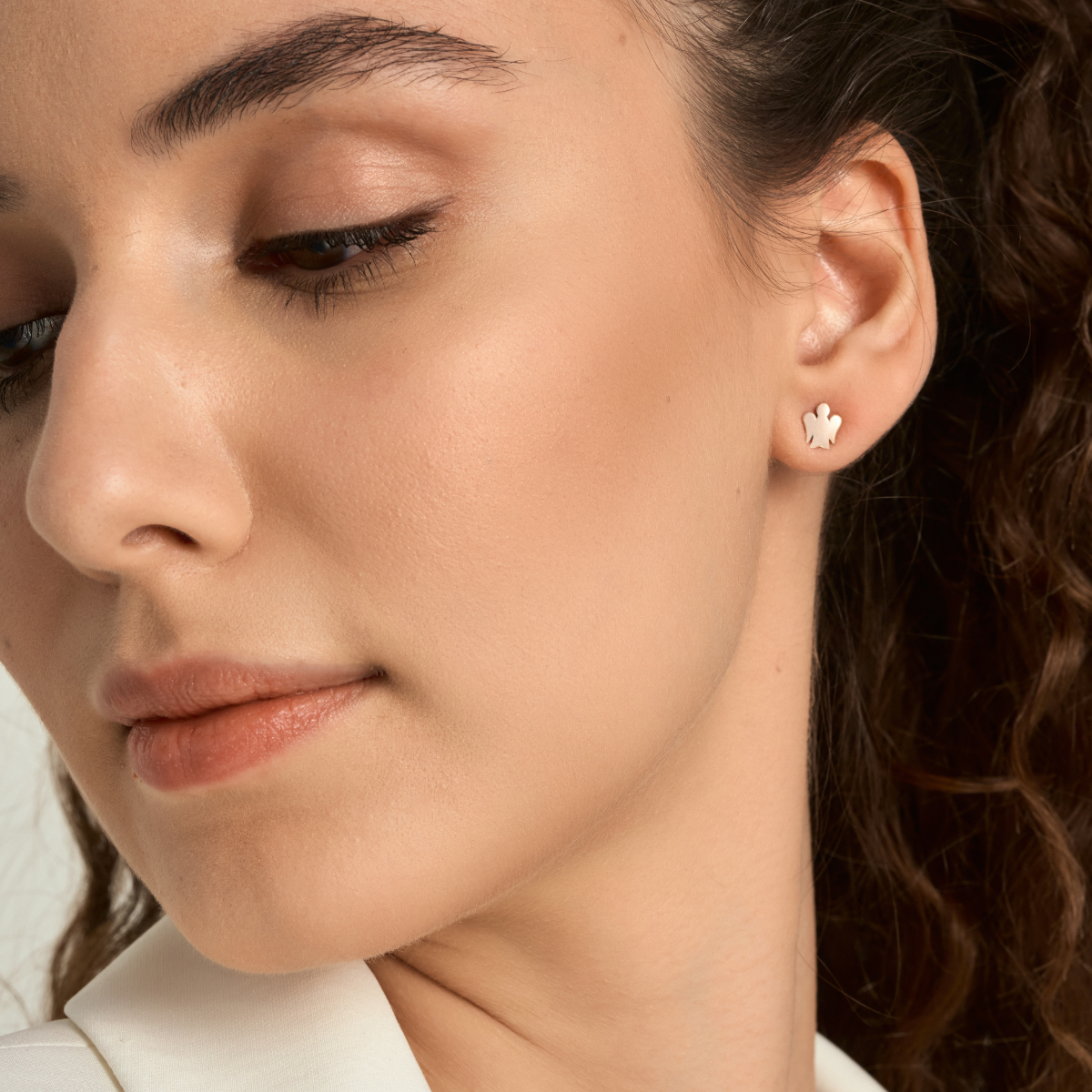 Orecchini con cuore pavé e angelo in argento rosato