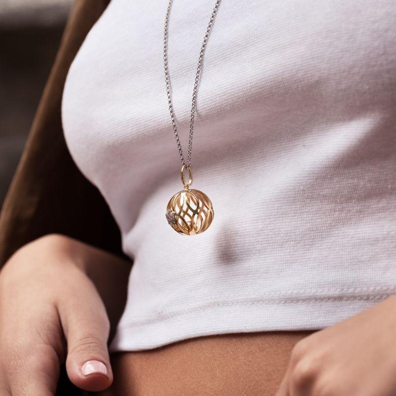 Collana Chiama Angeli In Argento Giallo e Angelo Con Zirconi indossato