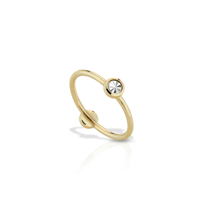 Anello in oro con punto luce in oro bianco diamantato